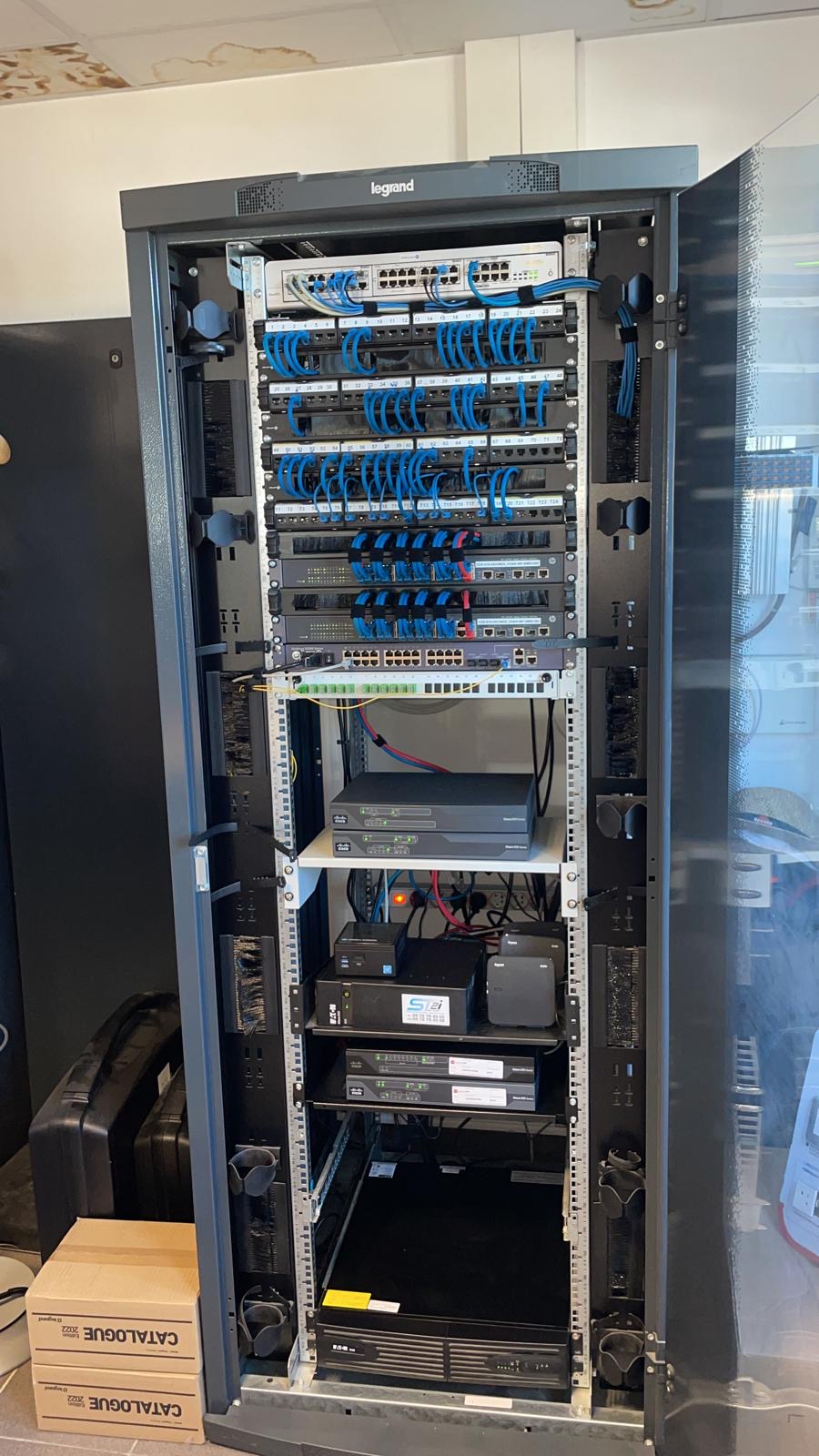 Baie Legrand — patch panel propre