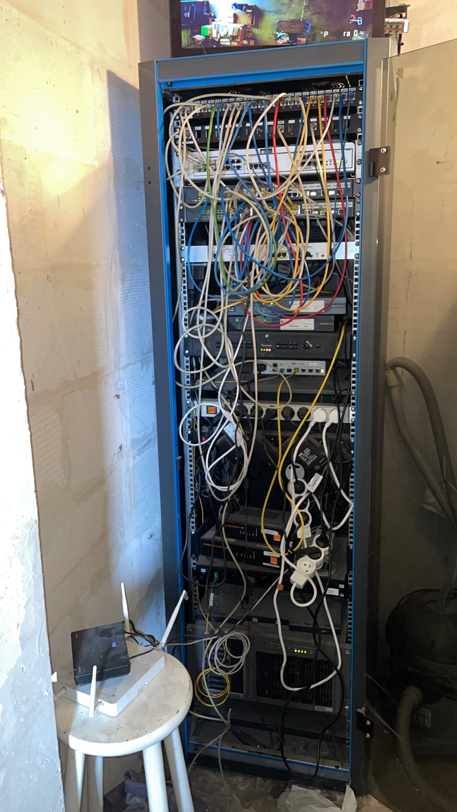 Rack réseau — état initial désordonné